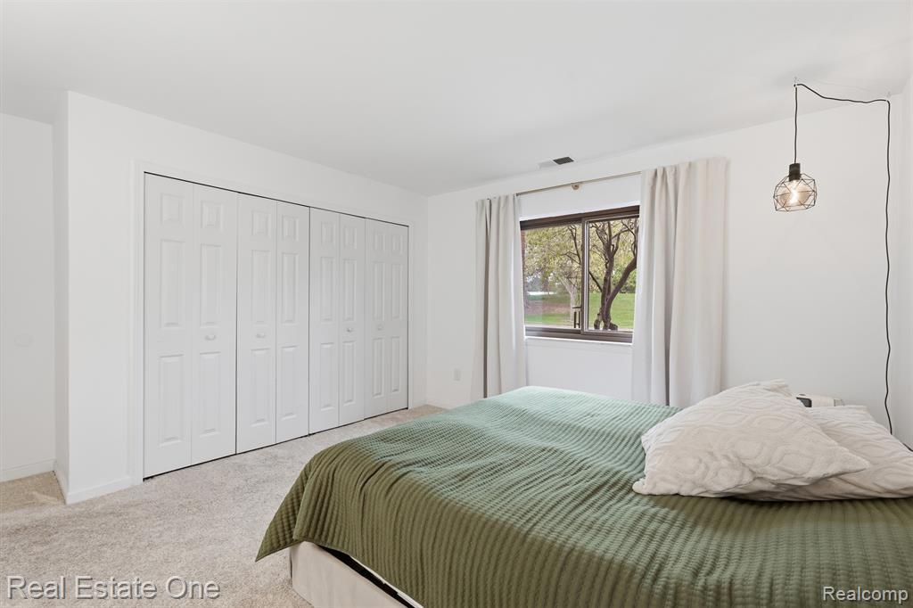 33547 Pondview Circle, 130, Livonia, MI 48152 — Photo 17