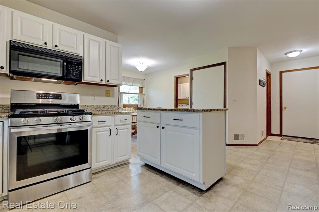 5370 Greenview Drive, Clarkston, MI 48348 — Photo 19