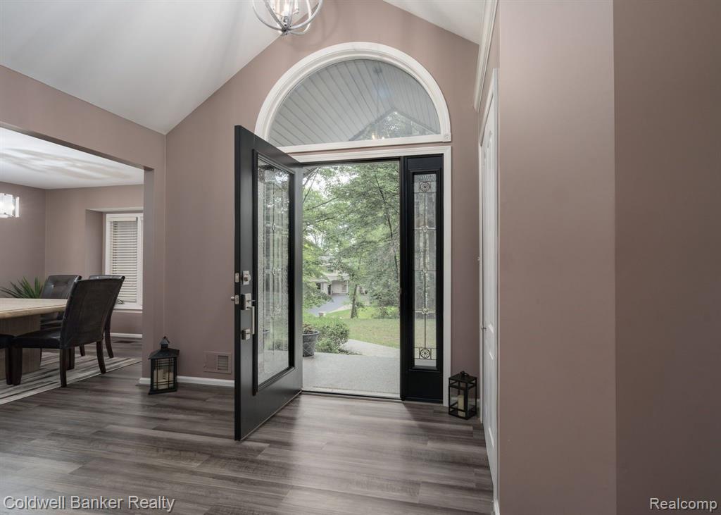 8673 Mohican Dr, Clarkston, MI 48348 — Photo 4