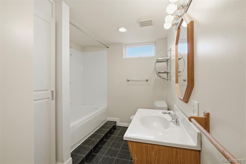 6414 Lanman Drive, Waterford, MI 48329 — Photo 18