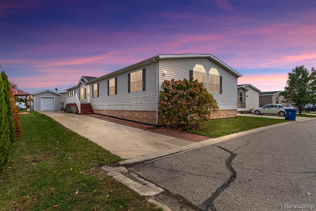 6252 Juliet Boulevard, Fenton, MI 48430 — front exterior