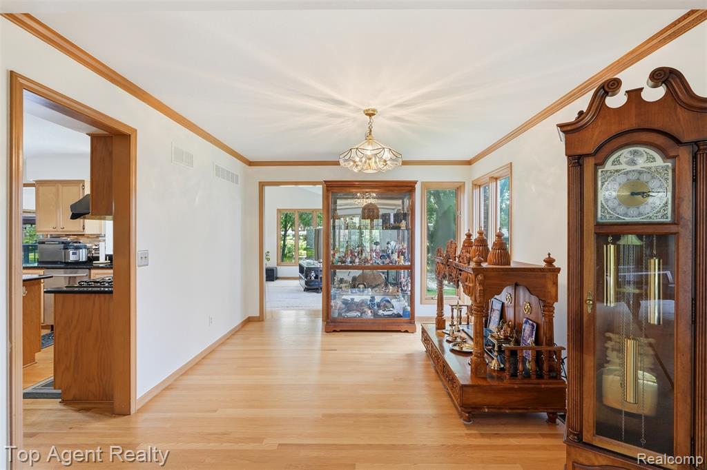 52825 Seven Oaks Drive, Utica, MI 48316 — Photo 14