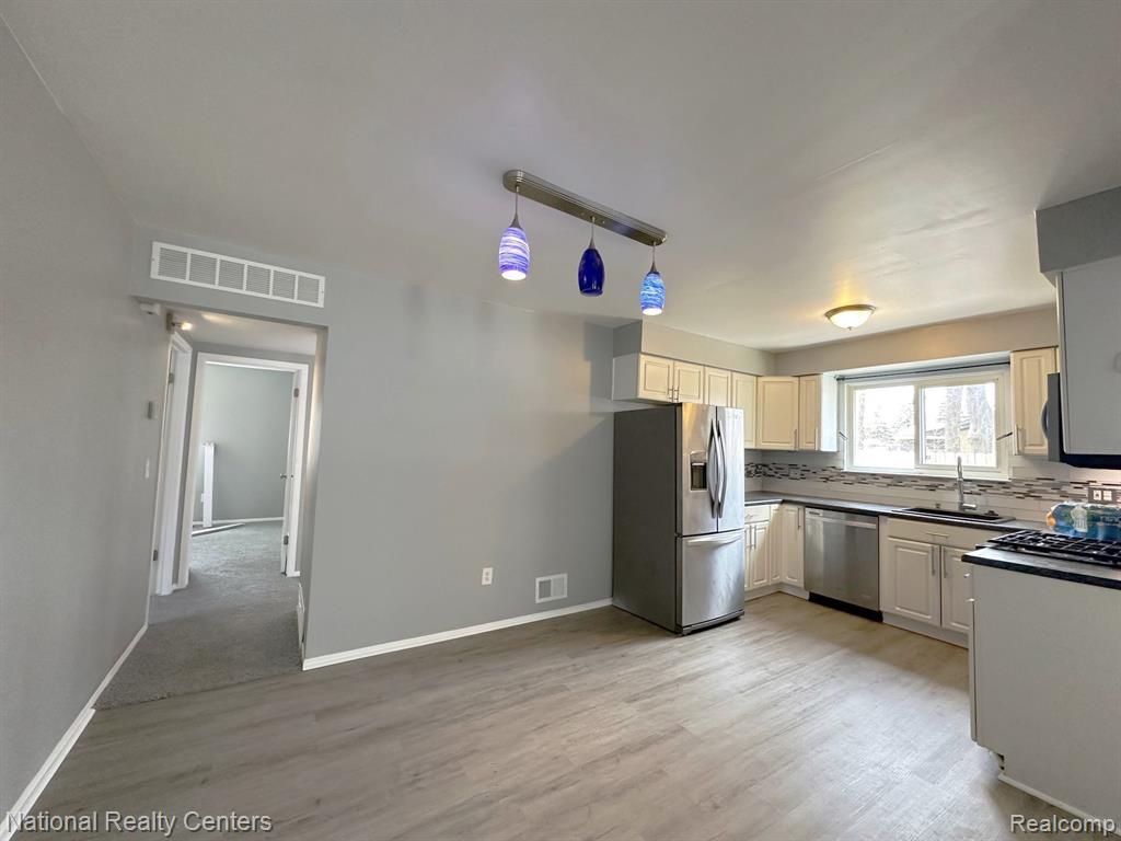 829 W PARKER Avenue, Madison Heights, MI 48071 — Photo 4