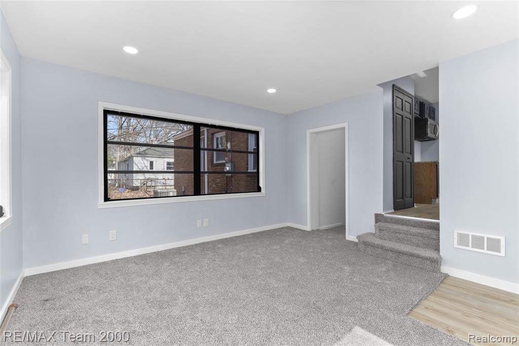 21171 Westhampton Street, Oak Park, MI 48237 — Photo 22