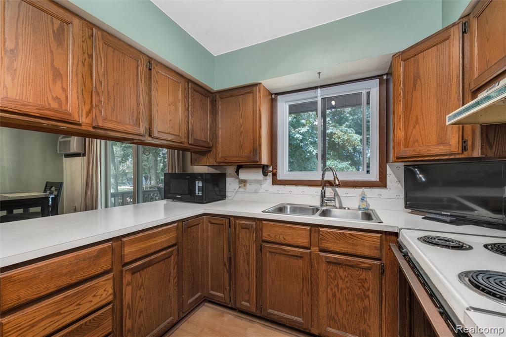 711 S Newman Road, Lake Orion, MI 48362 — Photo 9