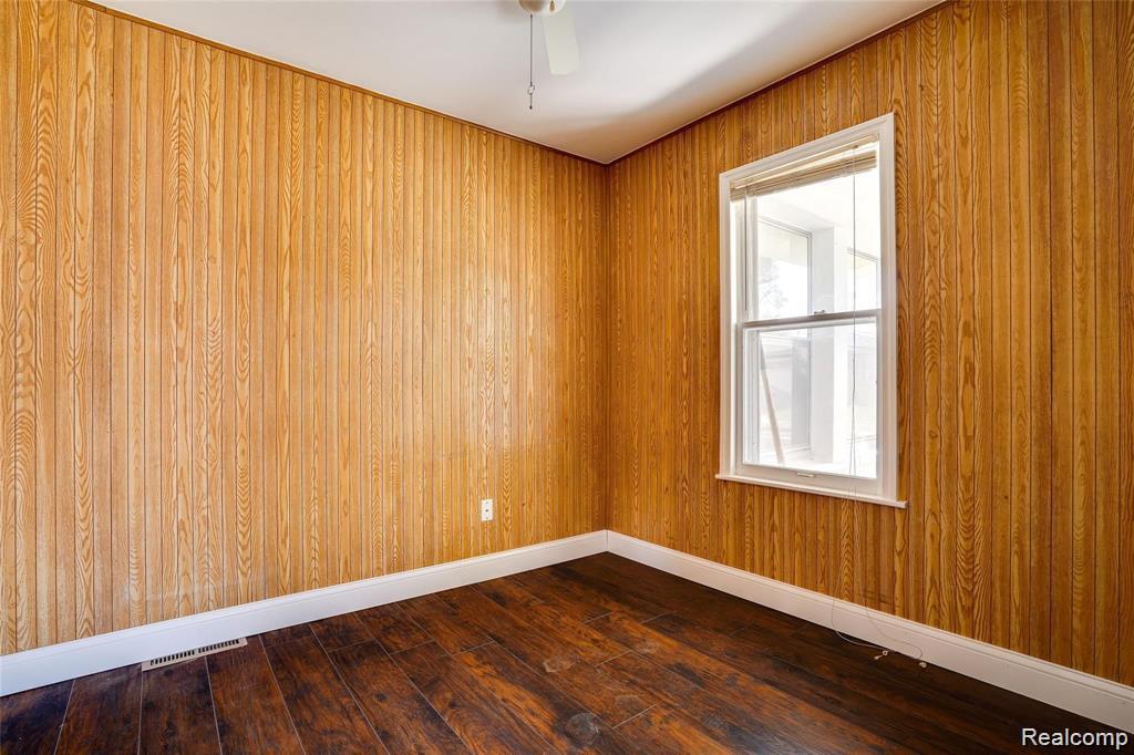 577 E BRICKLEY Avenue, Hazel Park, MI 48030 — Photo 12