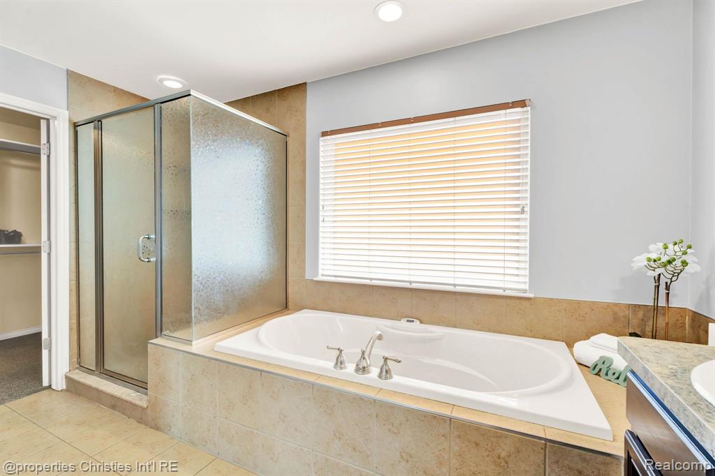 815 AMBERWOOD Street, Auburn Hills, MI 48326 — Photo 22