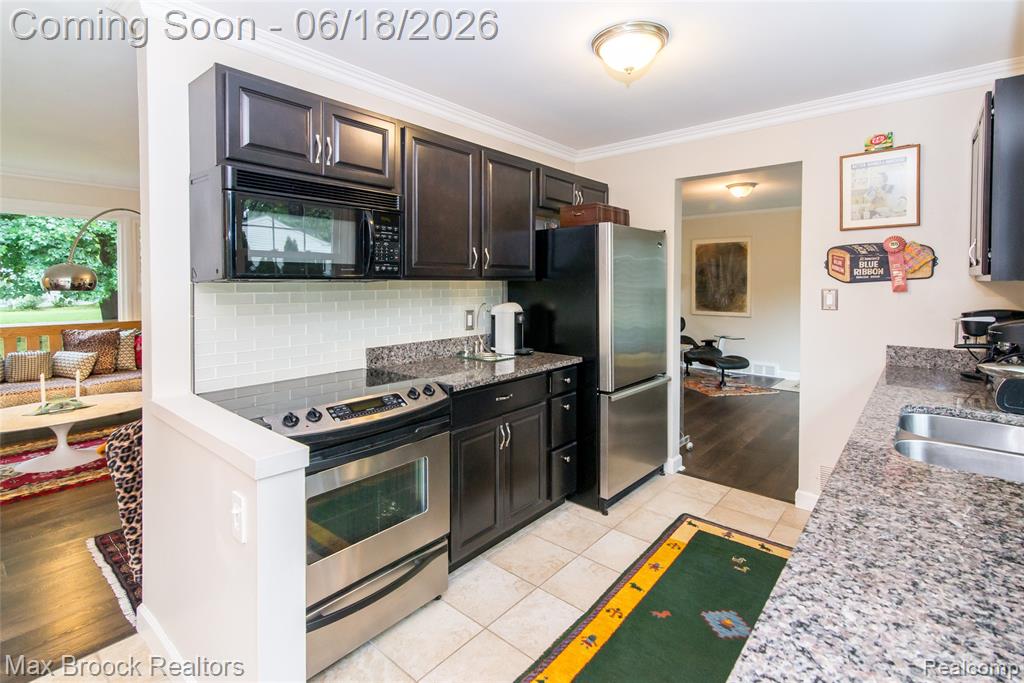 6799 E Dartmoor Road, West Bloomfield, MI — Photo 10