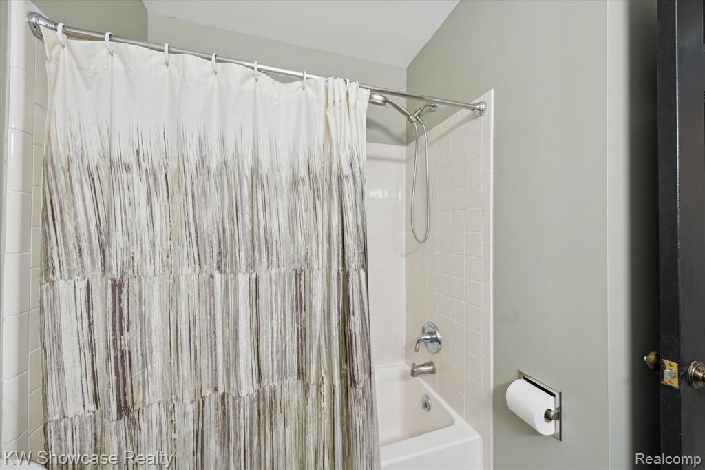 7783 Lake Ridge Drive, Waterford, MI 48327 — Photo 23