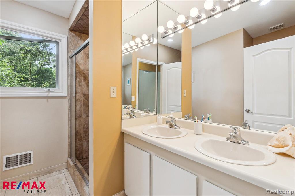 5405 Possum Lane, Orchard Lake Village, MI 48324 — Photo 22