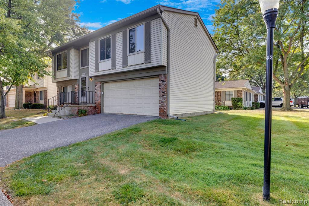 2952 ROUNDTREE Drive, Troy, MI 48083 — Photo 2
