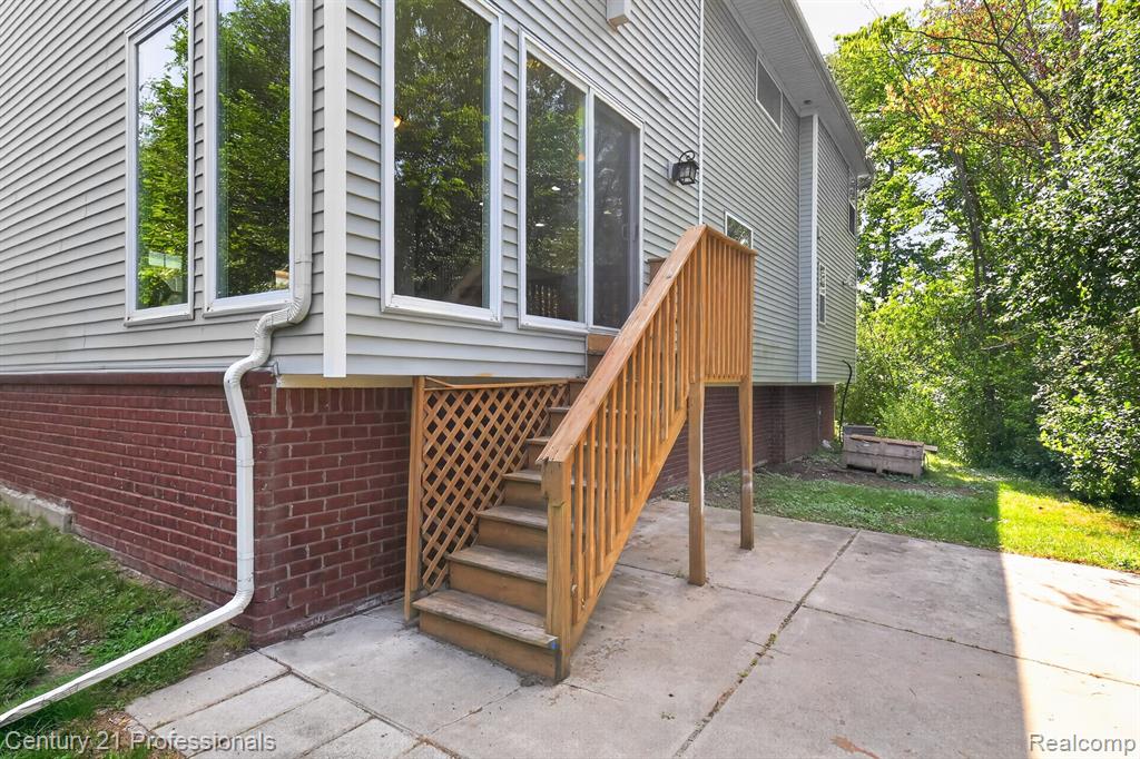 2042 Decker Road, Walled Lake, MI 48390 — Photo 41