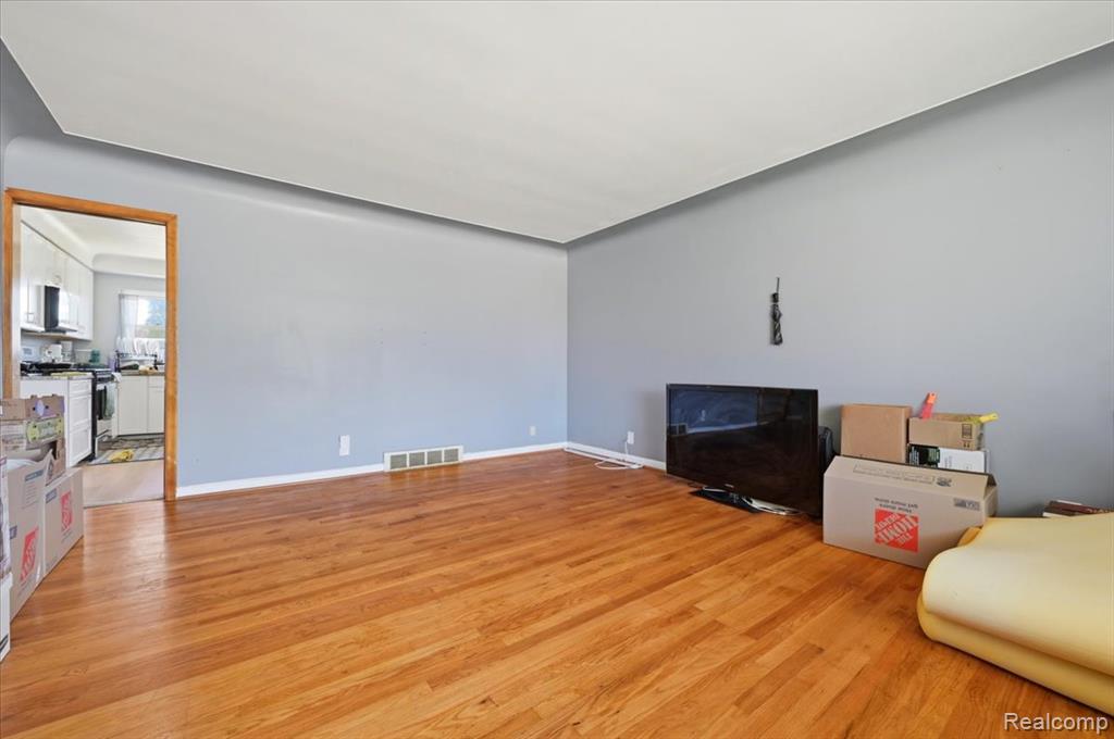 8565 POTOMAC Street, Center Line, MI 48015 — Photo 6