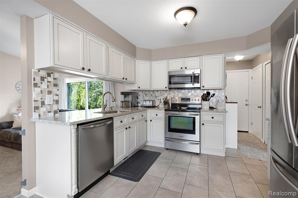 46537 Plum Grove Drive, Macomb, MI 48044 — Photo 8