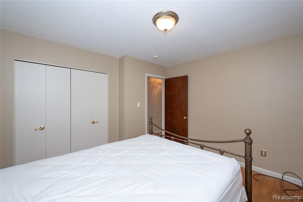 956 Blairmoor Court, Grosse Pointe Woods, MI 48236 — Photo 18