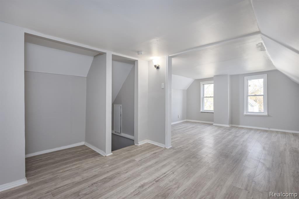574 MELBOURNE Street, Detroit, MI 48202 — Photo 17