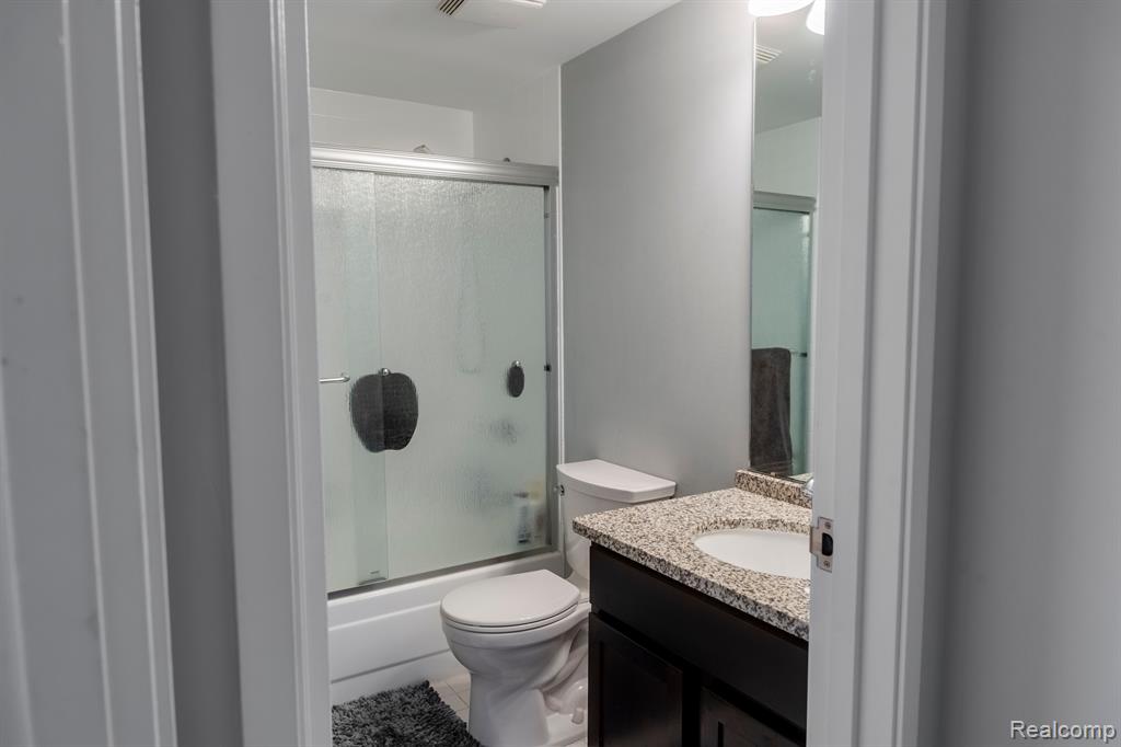 250 E HARBORTOWN Drive, 32-406, Detroit, MI 48207 — Photo 21