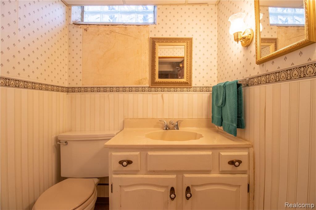 17058 W 13 Mile Road, Beverly Hills, MI 48025 — Photo 27