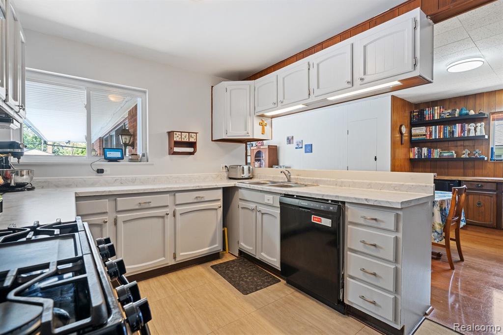972 N ESPLANADE Street, Mount Clemens, MI 48043 — Photo 11