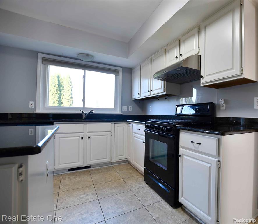 685 ESSEX Drive, Rochester Hills, MI 48307 — Photo 7