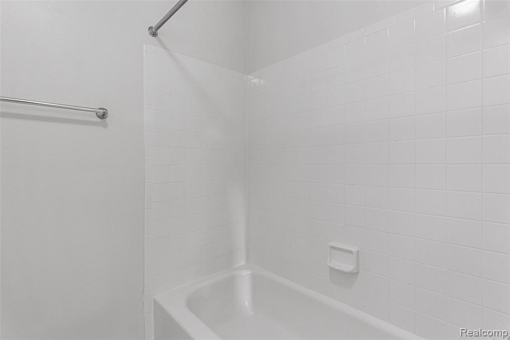5611 DRAKE HOLLOW Drive W, West Bloomfield, MI — Photo 19
