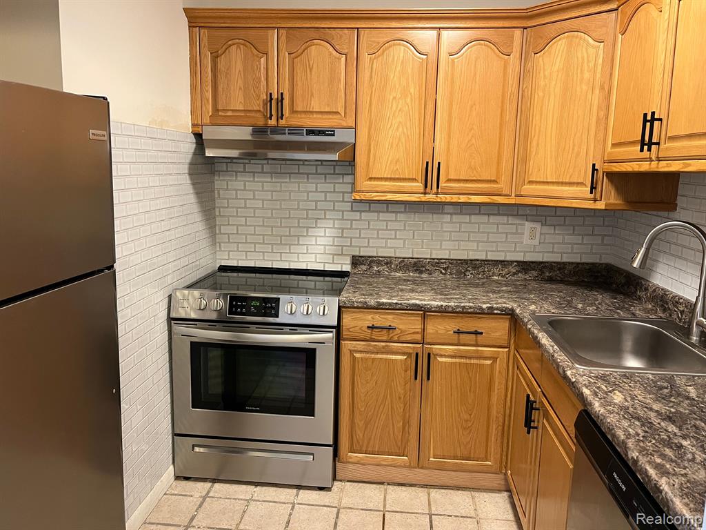 4909 Crooks Road, E 11, Royal Oak, MI 48073 — Photo 14