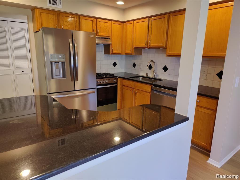433 FOX HILLS Drive S, 3, Bloomfield Hills, MI 48304 — Photo 14