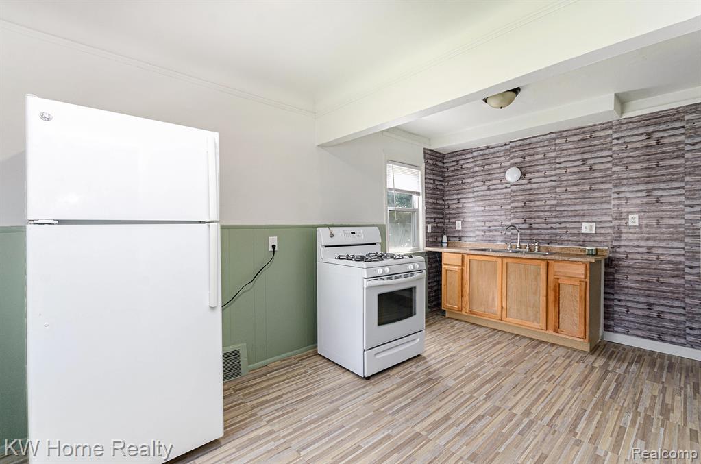8051 Ashton Avenue, Detroit, MI 48228 — Photo 6