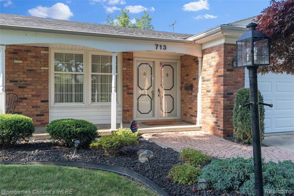 713 Moorland Drive, Grosse Pointe Woods, MI 48236 — Photo 2