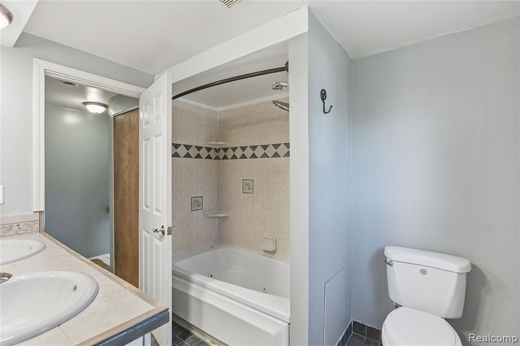 6230 Barker Drive, Waterford, MI 48329 — Photo 24