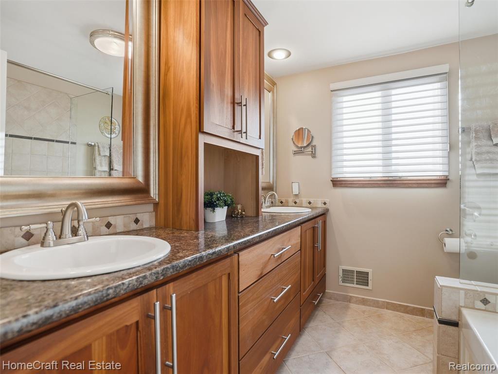 404 KINGS Way, Canton, MI 48188 — Photo 25