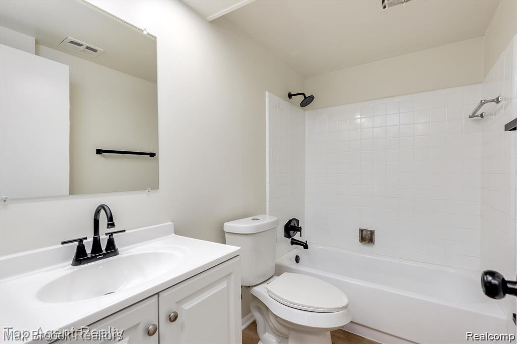 8251 Denwood Drive, G1, Sterling Heights, MI 48312 — Photo 9