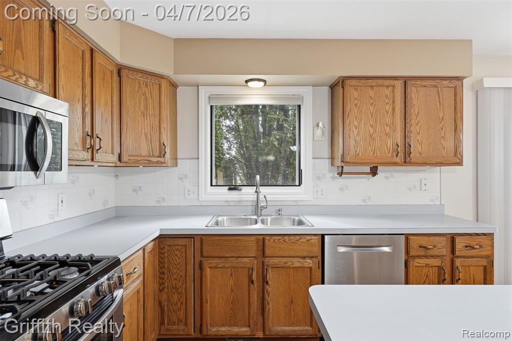 2142 Cumberland Drive, Brighton, MI 48114 — Photo 12