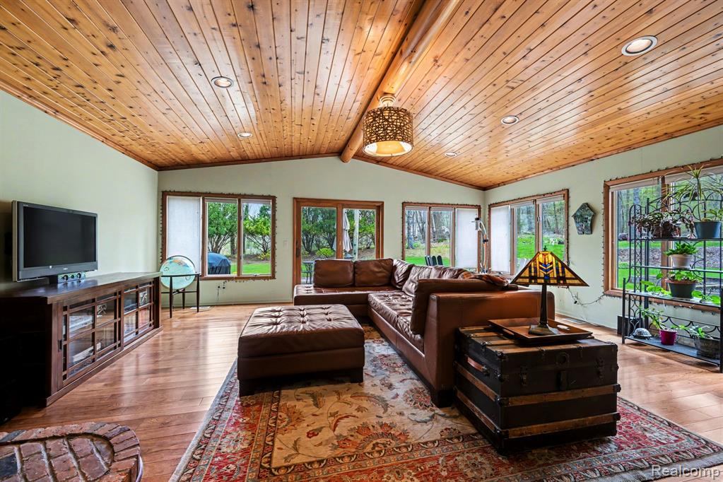 2080 Teggerdine Road, White Lake, MI — Photo 10