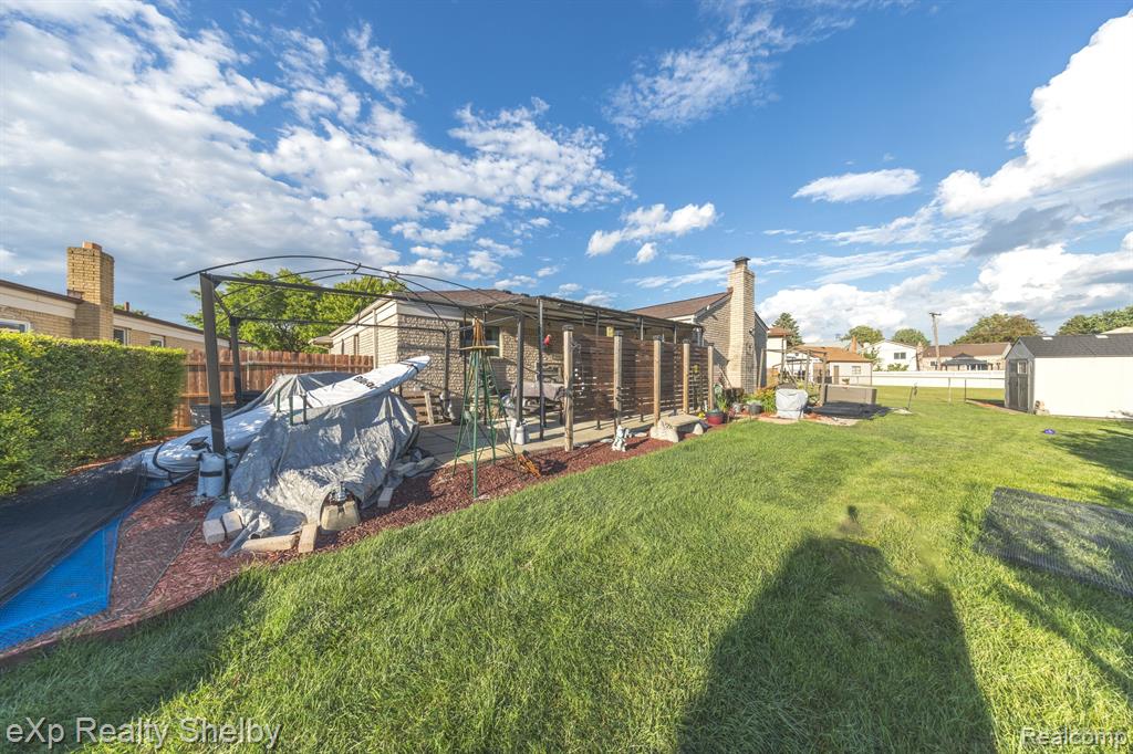 39611 HOLIDAY Drive, Sterling Heights, MI 48313 — Photo 31