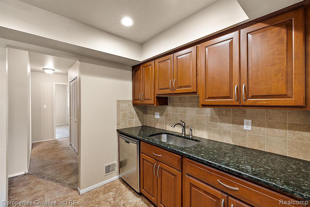 636 E FOX HILLS Drive, Bloomfield Hills, MI 48304 — Photo 7