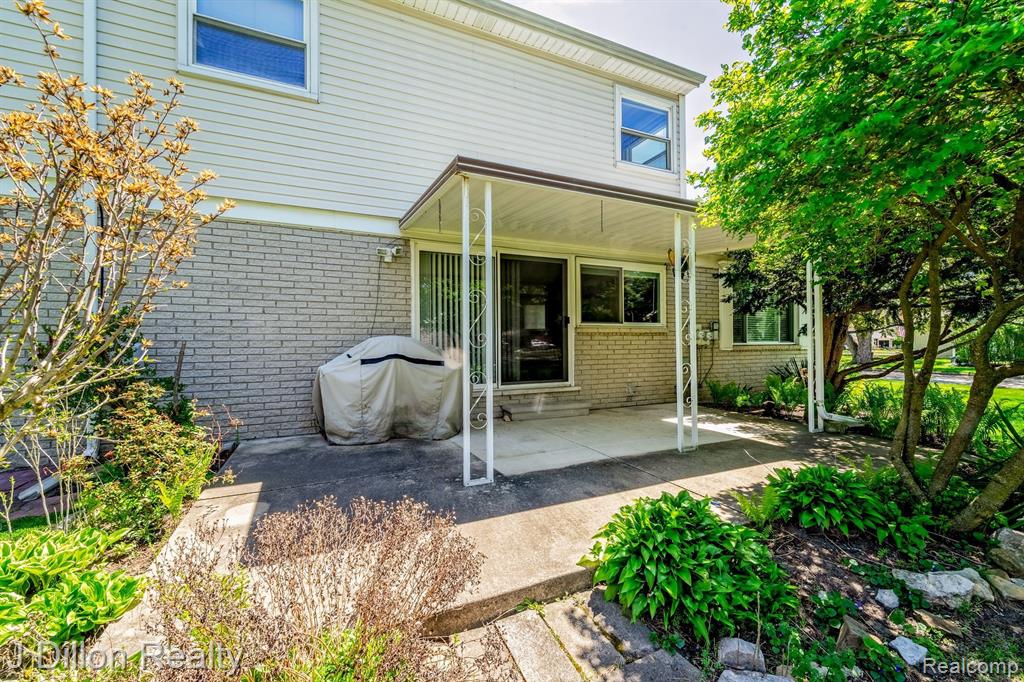 9121 TAVISTOCK Drive, Plymouth, MI 48170 — Photo 7