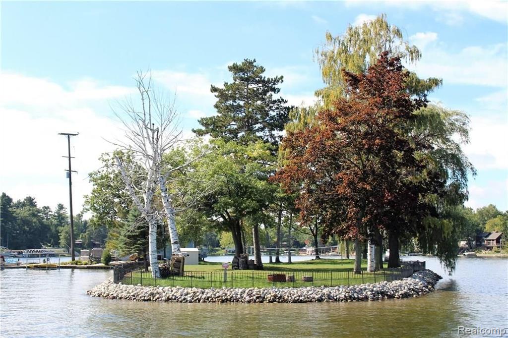 752 Preston Island, Orion, MI 48362 — Photo 15