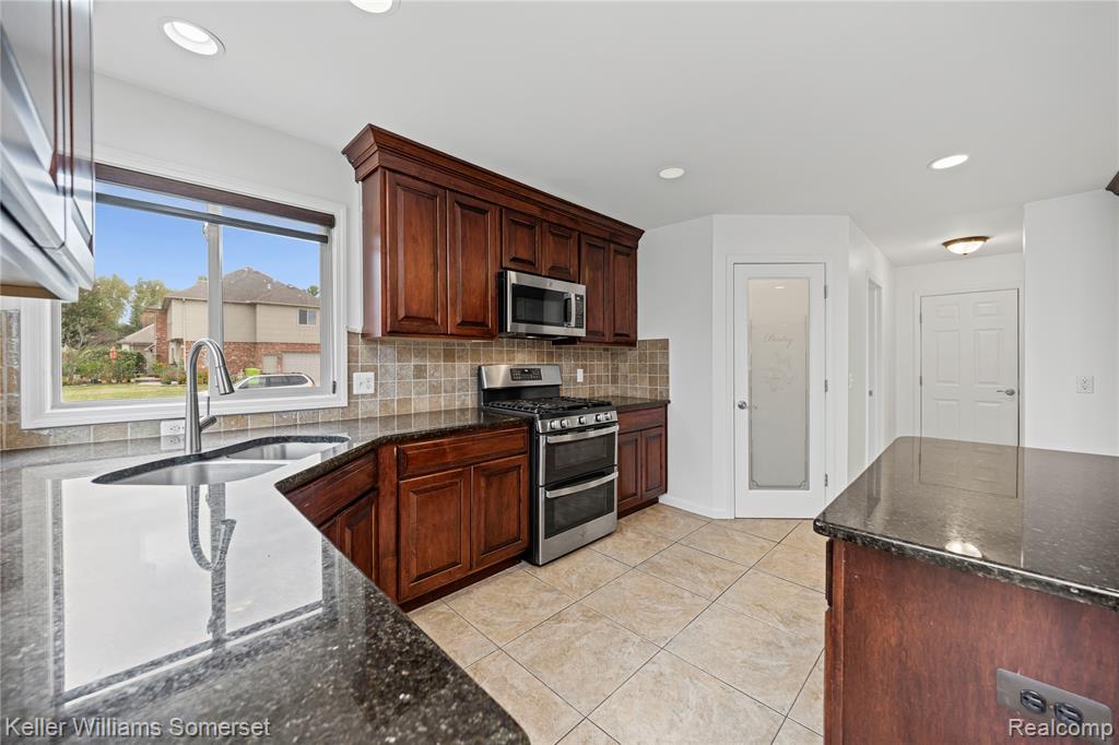 55257 Breton Woods Drive, Macomb, MI 48042 — Photo 18