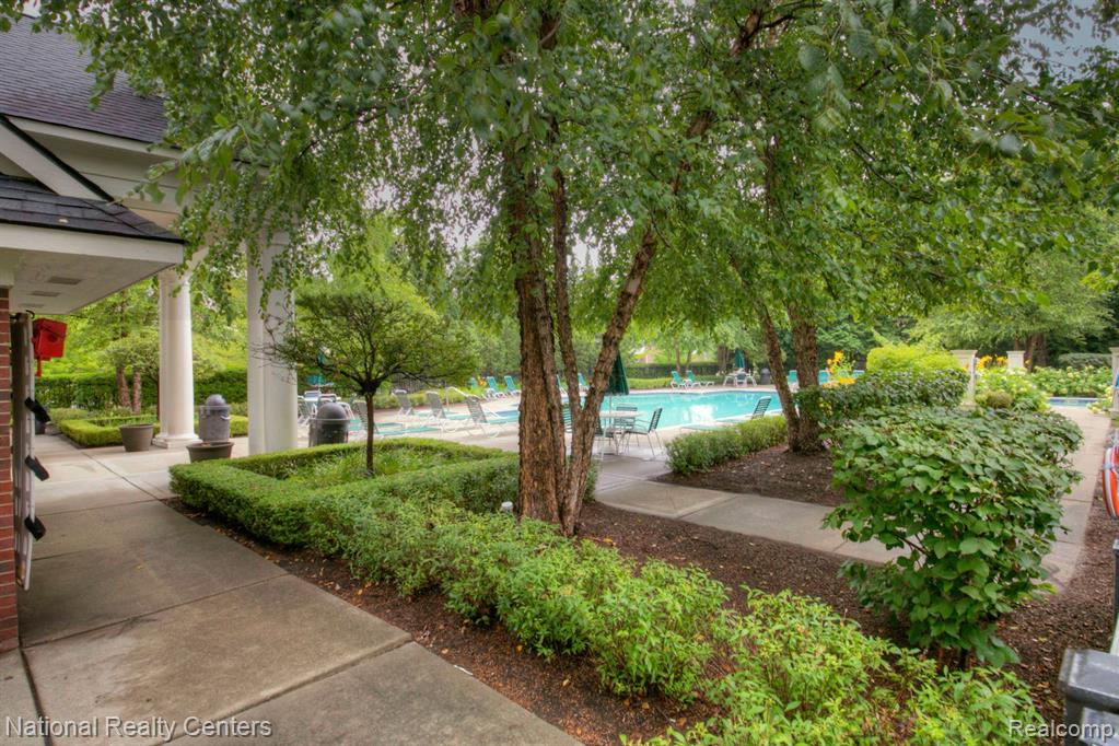 5104 TAMARA Circle, Walled Lake, MI 48390 — Photo 25