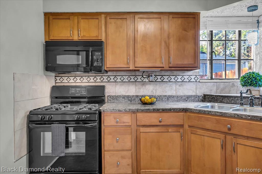 5500 Harvard Road, Detroit, MI 48224 — Photo 19