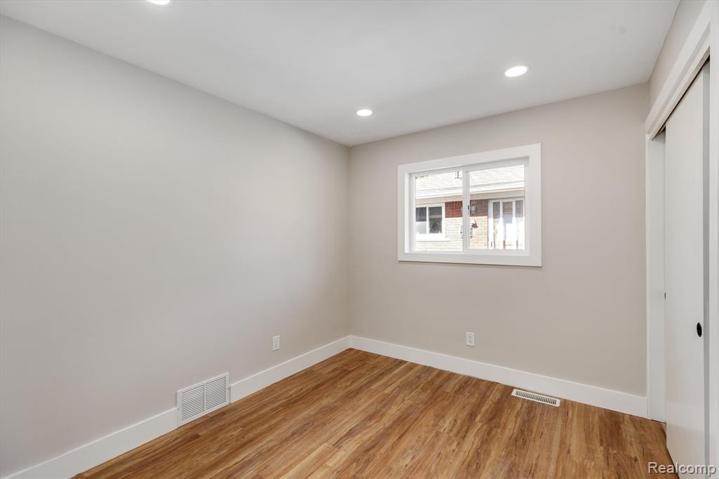 8134 LOCHDALE Street, Dearborn Heights, MI 48127 — Photo 16