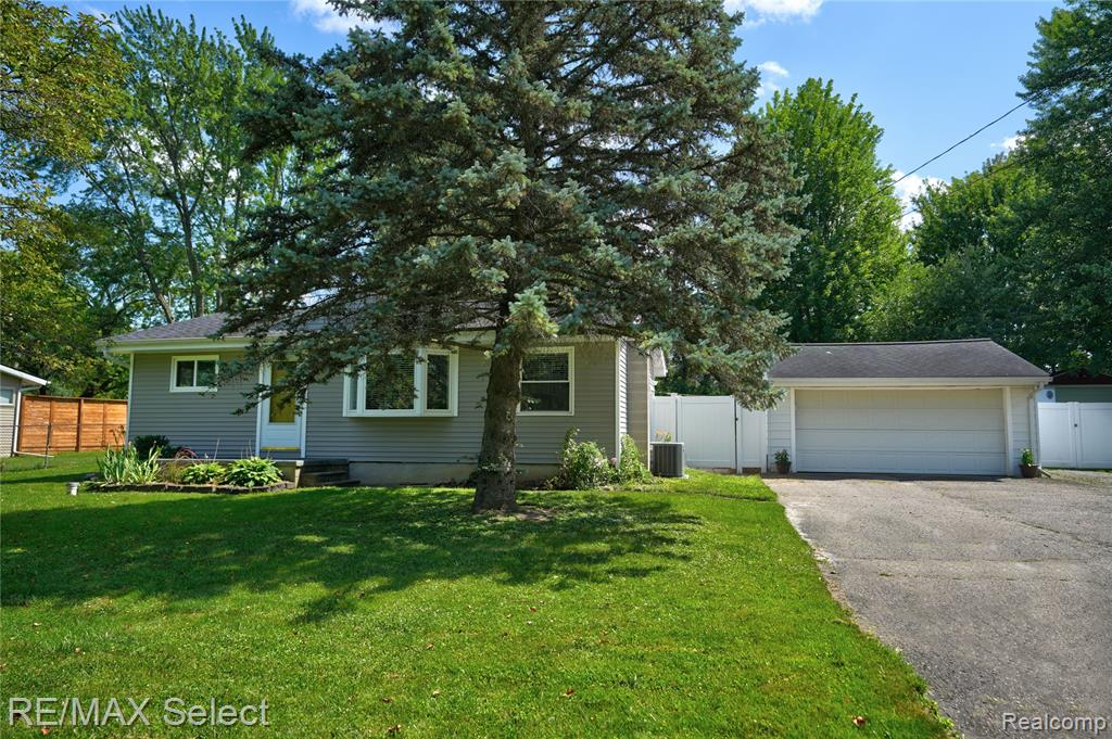 6030 Sun Valley Drive, Grand Blanc, MI 48439 — Photo 2