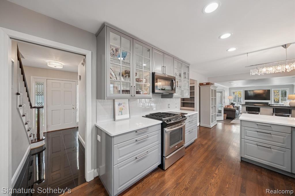 1926 Hickory Bark Lane, Bloomfield, MI 48304 — Photo 9