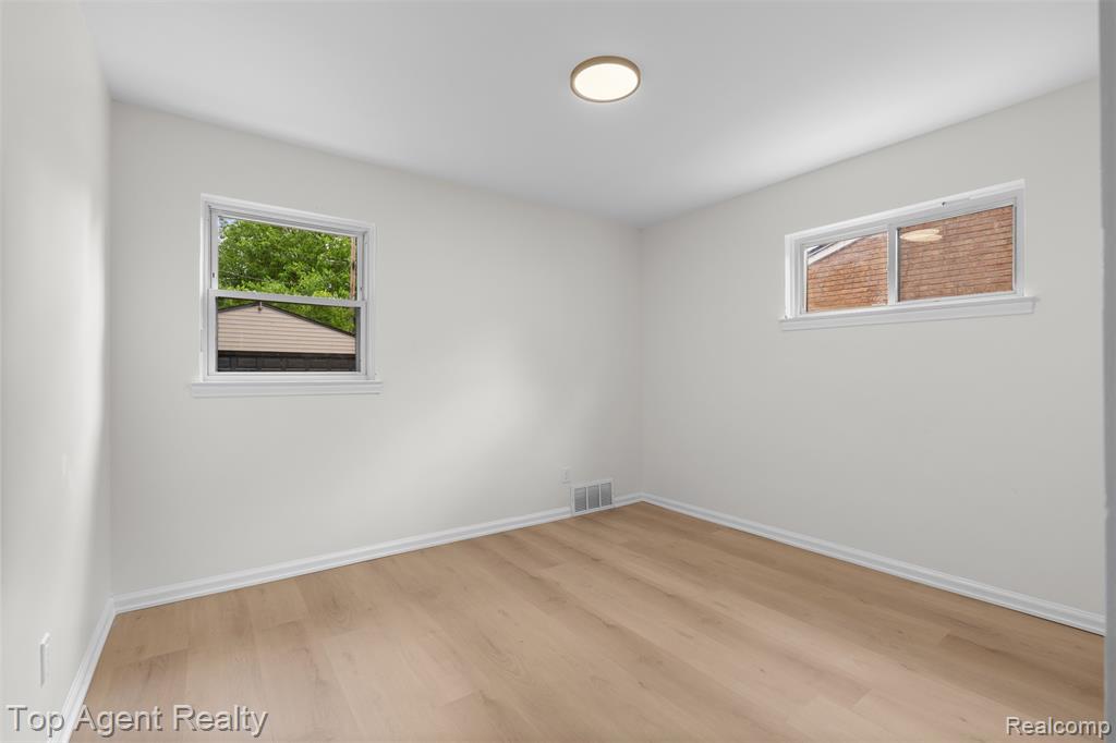 24300 Seneca Street, Oak Park, MI 48237 — Photo 25