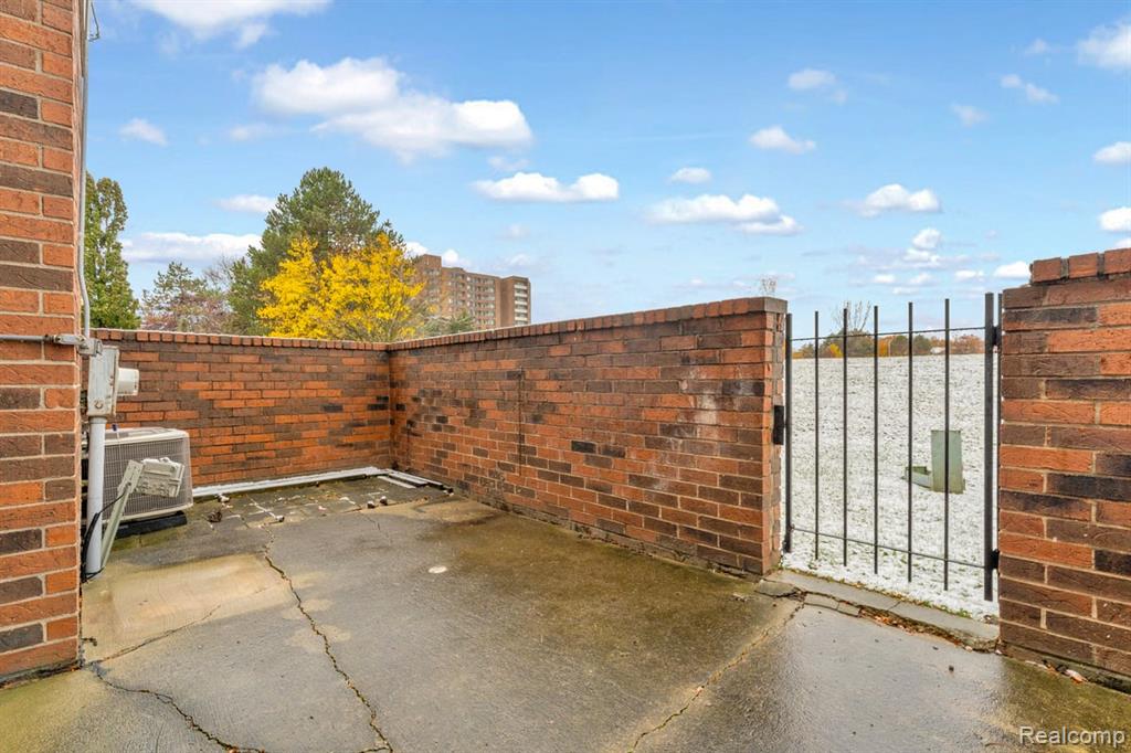 3160 Woods Circle, Detroit, MI 48207 — Photo 27
