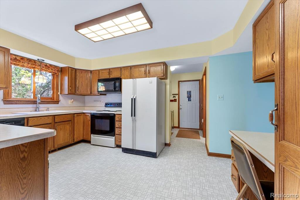 912 River Court, Wyandotte, MI 48192 — Photo 11