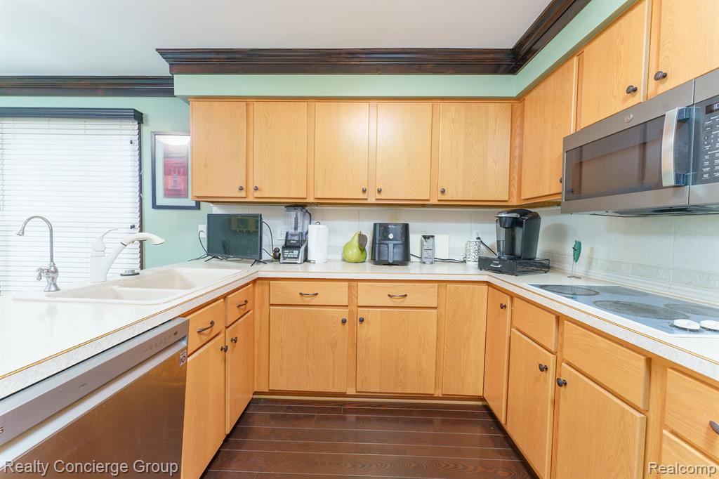 4526 GOLF VIEW Drive, Brighton, MI 48116 — Photo 17