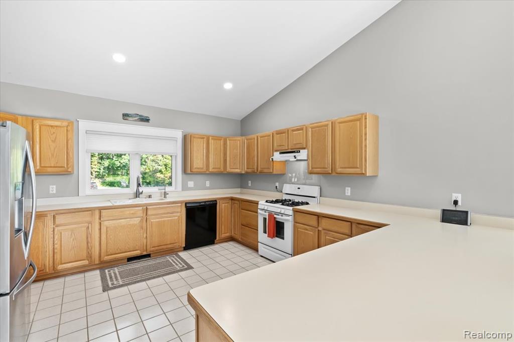 12002 Renfrew Court, Hartland, MI 48353 — Photo 15