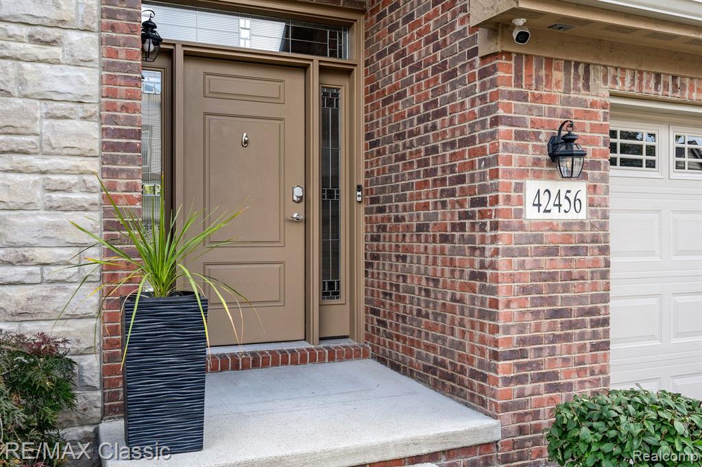 42456 GATEWAY Drive, Plymouth, MI 48170 — Photo 2